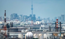 Vue de la zone industrielle de Tokyo, depuis la plateforme d'observation de Kawasaki Marien à Kawasaki, dans la préfecture de Kanagawa, le 17 août 2026 au Japon