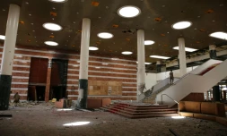 Les forces progouvernementales libyennes fouillent le centre Ouagadougou de Syrte, le 13 aoĂ»t 2016, oĂč les jihadistes de l'EI avait installĂ© leur QG