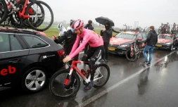 Wilco Kelderman de la Sunweb, avec le maillot rose du leader du Giro, sur la route entre Mornegno and Asti le 23 octobre 2020 en Italie.