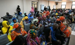 Photo d'archives du 28 septembre 2022 montrant les proches des victimes du massacre du 28 septembre 2009 au stade de Conakry, en Guinée, à l'ouverture du procès
