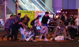 Une victime est transportée après une tuerie à Las Vegas le 2 octobre 2017