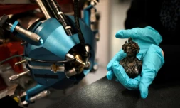 La nouvelle version de l'accélérateur de particules AGLAE est le fruit d'une collaboration entre le CNRS, C2RMF et ChimieParistech, cofinancée par le programme "Investissement d'avenir", la Ville de Paris et le ministère français de la Culture