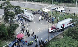 Vue aérienne de camions chargés d'aide humanitaire le 8 février 2019 près du pont international de Tienditas, à la frontière de la Colombie et du Venezuela