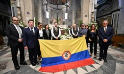 Les trois enfants de l'artiste colobmien Fernardo Botero, Fernando Botero Zea (d), Lina Botero (2e d) et Juan Carlos Botero (2e g), lors des funérailles de leur pÚre à Pietrasanta, le 7 octobre 2023 en Toscane