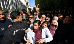 La journaliste et militante des droits, Chaïma Issa, devant le palais de justice de Tunis, lors de la reprise du procès de dizaines d'opposants tunisiens, le 11 avril 2025