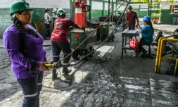 Adriana Perez (g) et d'autres femmes travaillent à la mine d'émeraudes de Muzo, le 19 décembre 2017 en Colombie