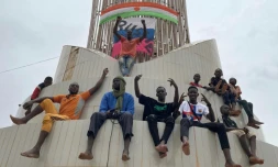 Des partisans de la junte au pouvoir au Niger se rassemblent devant l'Assemblée nationale à Niamey, le 27 juillet 2023
