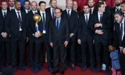 Le président François Hollande avec l'équipe de France de handball, sacrée championne du monde pour la 6e fois, le 30 janvier 2017 à l'Elysée