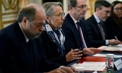 La Première ministre Elisabeth Borne (2eG) préside une réunion sécuritaire à Matignon au demain de l'attaque meurtrière au couteau près de la tour Eiffel, le 3 décembre 2023 à Paris