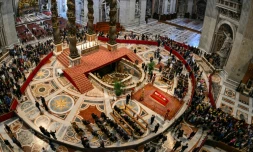 Des personnes font la queue pour rendre hommage au pape François le 24 avril 2025 dans la basilique Saint-Pierre, au Vatican