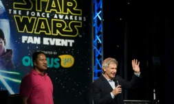 L'acteur américain Harrison Ford (d) salue ses fans lors d'un événement promotionnel autour du dernier opus "Star Wars" aux cÎtés de l'acteur australo-néozélandais Jay Laga'aia à l'opéra de Sydney, le 10 décembre 2015