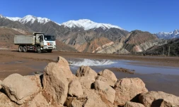 Un camion transporte des déchets nucléaires de l'époque soviétique prÚs de Min-Kush le 18 octobre 2024 dans le centre du Kirghizstan
