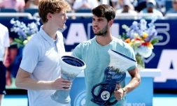 Jannik Sinner (G) et Carlos Alcaraz après la finale du Masters 1000 de Cincinnati, lors de laquelle l'Italien a été contraint à l'abandon, le 18 août 2025