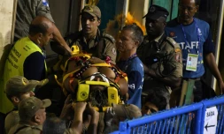 Les pompiers viennent en aide à un membre de l'école de samba des Unidos da Tijuca sur le Sambadrome de Rio de Janeiro, le 28 février 2017