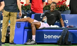 Le Français Gaël Monfils grimace après s'être blessé au pied pendant son match du 3e tour contre le Britannique Jack Draper au Masters 1000 de Montréal le 11 août 2022 à Montréal