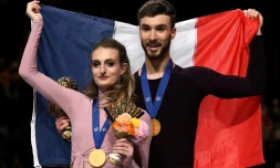 Gabriella Papadakis et Guillaume Cizeron posent sur le podium après avoir remporté le titre en danse sur glace aux Mondiaux de patinage artistique, le 23 mars 2019 à Saitama