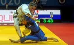 La judoka française Shirine Boukli (en blanc) en finale du Championnat d'Europe contre la Serbe Andrea Stojadinov, à Prague, le 19 novembre 2020