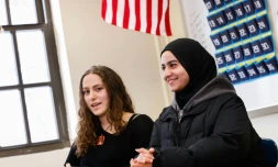 Rawda Elbatrawhish (d) et Liora Pelavin lors d'un entretien au lycée de Teaneck, le 19 janvier 2024 dans le New Jersey