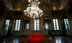 Le canapé "Bocca" (Bouche), conçu en 1971, présenté par Gufram au Palazzo Litta, lors du Salon du meuble de Milan, le 15 avril 2024