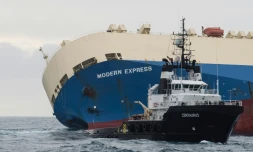 Photo publiée le 1er février 2016 par la Marine nationale du cargo Modern Express qui dérive au large du littoral français