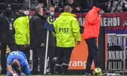 Le meneur de jeu de l'OM Dimitri Payet touché par une bouteille d'eau lancée par un supporter lyonnais depuis le virage nord du Parc OL, le 21 novembre 2021