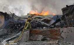 Photo diffusée par le Service d'urgence de l'État ukrainien, le 6 mai 2025, d'un pompier luttant contre un incendie dans un bâtiment après une attaque aérienne à Soumy, dans le nord-est de l'Ukraine