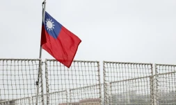 Un drapeau taïwanais flotte dans un port de Keelung, à Taïwan, le 1er avril 2025