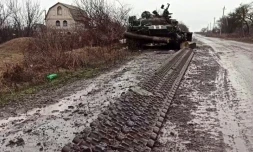 Un char ukrainien détruit, aux alentours de Marioupol, le 4 mars 2022. Photo distribuée par le ministère russe de la Défense