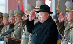 Photo fournie par l'agence nord-coréenne Kcna le 9 février 2018 du leader nord-coréen Kim Jong Un assistant à un défilé militaire, le 8 février 2018 à Pyongyang