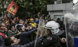 Manifestants et policiers anti-émeutes s'affrontent à Istanbul le 13 octobre 2015 lors d'un rassemblement pour dénoncer le double attentat du 10 octobre 2015