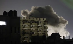 De la fumée s'élève au-dessus de la ville de Rafah, dans la bande de Gaza, après un bombardement de l'armée isrélienne le 3 février 2024
