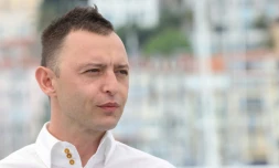 Le comédien russe Roma Zver, à l'affiche de "Leto", pose à Cannes lors d'un photocall le 10 mai 2018