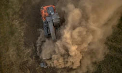 Un véhicule de déminage artisanal durant une démonstration à Kryvyï Rig, en Ukraine, le 15 septembre 2023