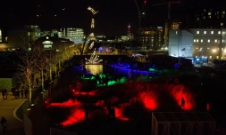 Au loin, "Diver" ("Le plongeur") par l'artiste britannique Ron Haselden, une des 30 installations artistiques lumineuses qui célèbrent Londres "by night", pour sa première fête des Lumières, le 14 janvier 2016.