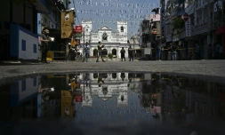 Les forces de sécurité montent la garde le 24 avril 2019 près de l'église Saint-Antoine à Colombo trois jours après des attentats meurtriers