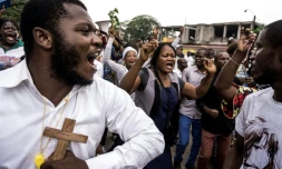 Des fidèles catholiques congolais chantent et dansent lors d'une manifestation pour demander la démission du président Joseph Kabila, le 31 décembre 2017 à Kinshasa