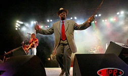 Firmin Viry va fêter ses 50 ans de maloya le samedi 19 juin 2004 à Saint-Leu