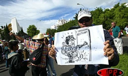 Mercredi 4 juin 2003 -
Les fonctionnaires de l'Éducation nationale rejoints par les agents des Impôts et des Douanes ont reconduit leur grève jusqu'au 10 mai prochain