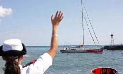 Vendredi 8 septembre 2006 -

Maud Fontenoy est arrivé au port de la Pointe. Elle repartira à la mi-octobre pour boucler un tour du monde en solitaire et à contre-courant