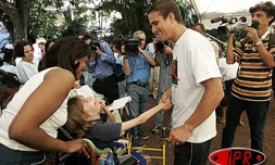 Lundi 7 juin 2004

Le footballeur Laurent Robert et ses complices mettent leur talent au service des orphelins et des enfants handicapés