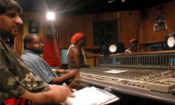 En janvier 2002, Thierry Gauliris, le leader du groupe Baster, était en Jamaïque pour enregistrer quelques uns de ses plus grand succès en version reggae &quot;roots&quot;