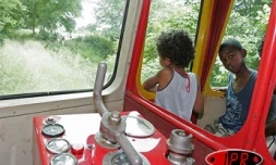 Jeudi 30 mars 2006 -

Les habitants de la Grande Chaloupe ont pris le ti train pour sortir de l'isolement où ils sont confinés depuis l'éboulis sur la route du littoral