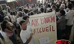 Dimanche 28 novembre 2004 -

Cloués au sol, des passagers d'Air Bourbon ont manifesté à l'aéroport Roland Garros. Une rapide bousculade a eu lieu avec les gendarmes