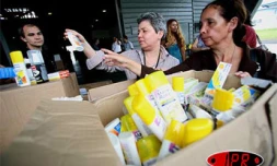 Vendredi 21 avril 2006 -
1,5 tonne de produits anti moustiques est arrivée à Gillot. Les répulsifs ont été collectés en métropole par l'association solidarité chikungunya