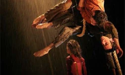 Jeudi 12 mai 2005 -

La valse vertigineuse des corps avec la compagnie Nadir qui se produit dans le cadre du Leu Tempo festival