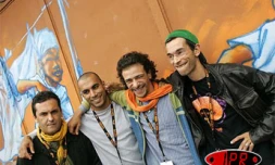 Vendredi 5 août 2005 

Amazigh Kateb et un autre membre de Gnawa Diffusion