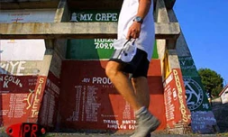 Au gré des mouillages, des générations de marins ont peint sur les murs le souvenir de leur passage port Ouest de la Pointe des Galets
