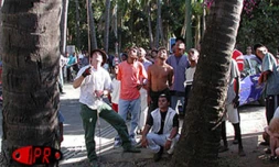 Lors de la 6ème édition concours de grimper de cocotiers  en août 2001 à Saint-Paul