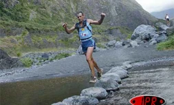 Vendredi 21 octobre 2005 -

Traversée de rivière dans Mafate pour Charles Fontaine