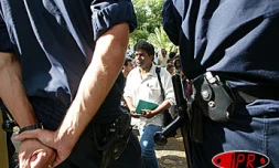 Vendredi 6 juin 2003 -
Trois jeunes embauchés en contrat emplois jeunes ont décidé de  faire la grève de faim pour obtenir le maintien de leur emploi